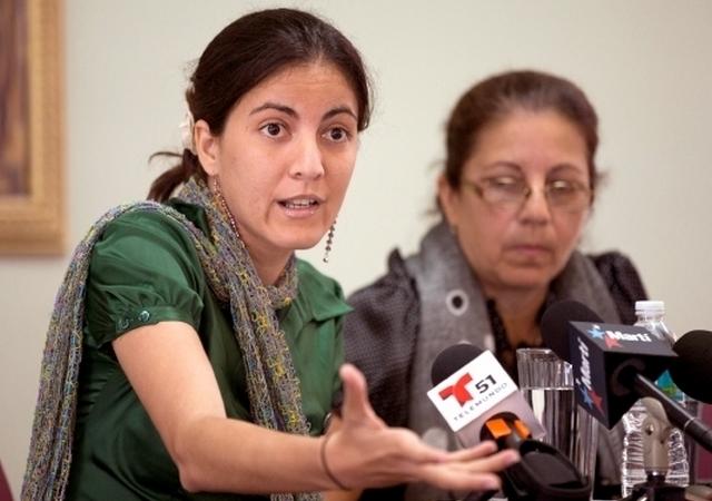 Rosa María Payá (i), hija del fallecido disidente cubano Oswaldo Payá, y su madre, Ofelia Acevedo, en una conferencia de prensa en Miami.