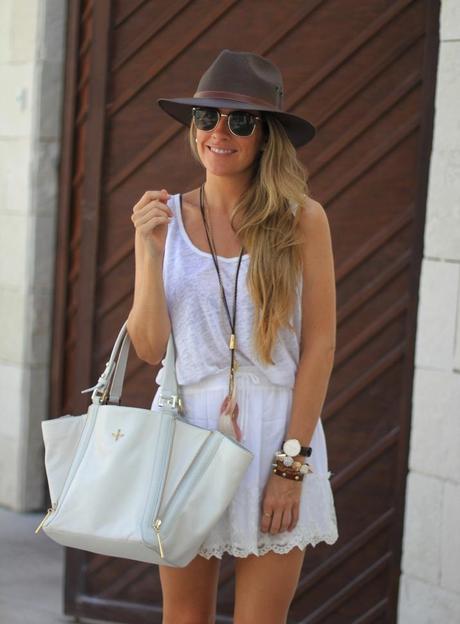 White lace skirt fashion blogger Mónica Sors (6)