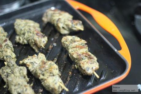 Pinchitos morunos de cordero a la parrilla con guarnición de arroz. Receta