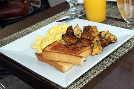 Info para turistas, Buenas propuestas : RestauranteMaya Tapas & Grill en Miami: acepta pesos al cambio oficial