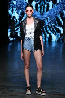 ABAJO DE LA PASARELA ¡Buen día! ¿Cómo están? Jueves de cl...