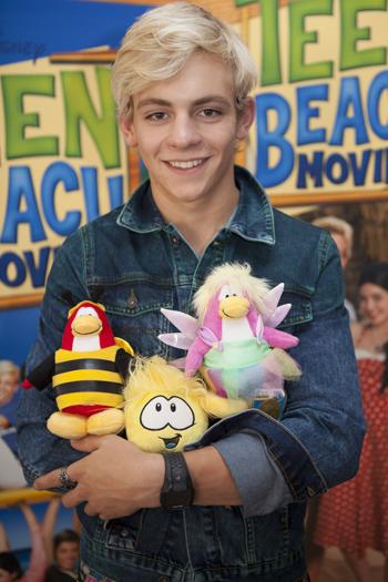 Brady de Teen Beach Movie y peluches de los pingüinos del Club Pengüin