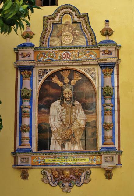Retablo cerámico de Nuestro Padre Jesús del Silencio en el Desprecio de Herodes.