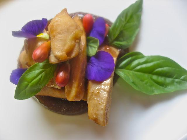 POLLO CONFITADO EN LECHO DE PERAS