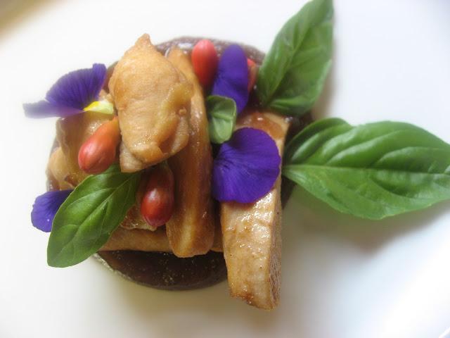 POLLO CONFITADO EN LECHO DE PERAS