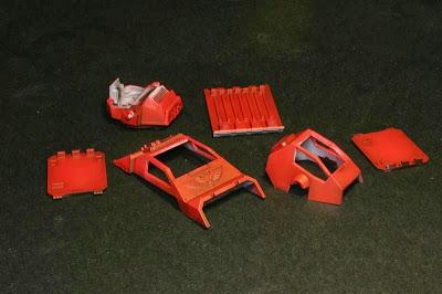 compuertas y cabinas de la stormraven pintados de rojo