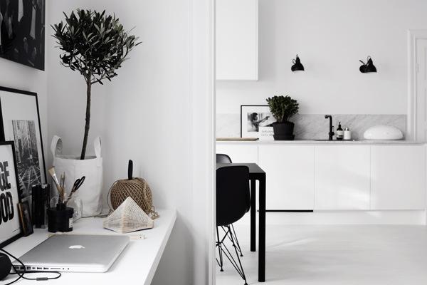 Un apartamento escandinavo en blanco y negro, interiorismo rudo y personal