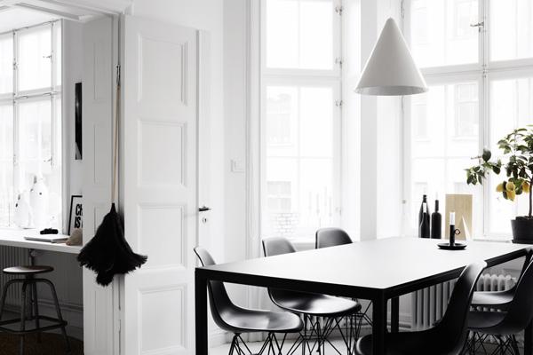 Un apartamento escandinavo en blanco y negro, interiorismo rudo y personal