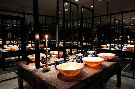 cenando a la luz de las velas en... Barcelona