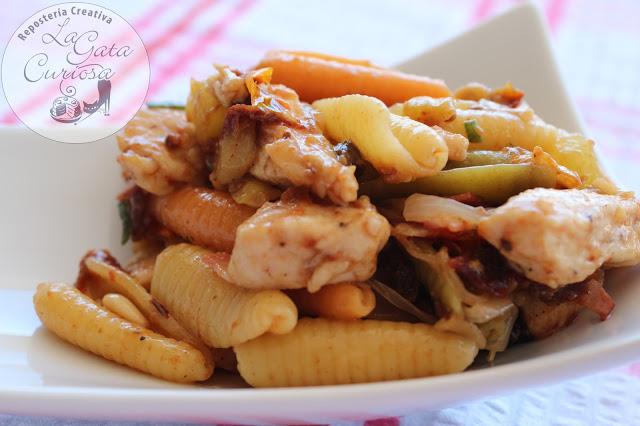 ENSALADA TIBIA DE PASTA CON POLLO Y TOMATES SECOS