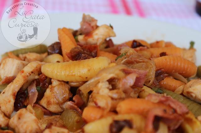 ENSALADA TIBIA DE PASTA CON POLLO Y TOMATES SECOS