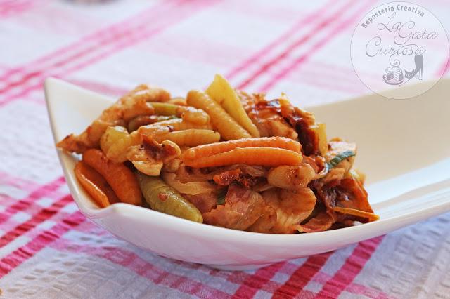 ENSALADA TIBIA DE PASTA CON POLLO Y TOMATES SECOS