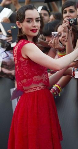 Los looks de Lily Collins en el estreno de Cazadores de Sombras en Madrid. Vídeo Los looks de Lily Collins en el estreno de Cazadores de Sombras en Madrid. Vídeo
