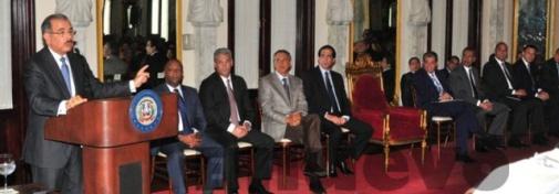 Danilo anuncia línea crédito para concluir aulas.