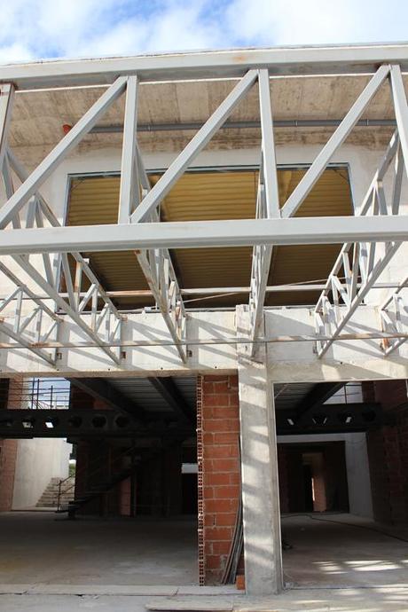 12 NUEVAS IMÁGENES DE OBRA DE UNA EXCLUSIVA VIVIENDA UNIFAMILIAR DE MADRID: COLOCACIÓN DE PIEDRA EN FACHADA