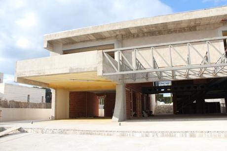 15 NUEVAS IMÁGENES DE OBRA DE UNA EXCLUSIVA VIVIENDA UNIFAMILIAR DE MADRID: COLOCACIÓN DE PIEDRA EN FACHADA