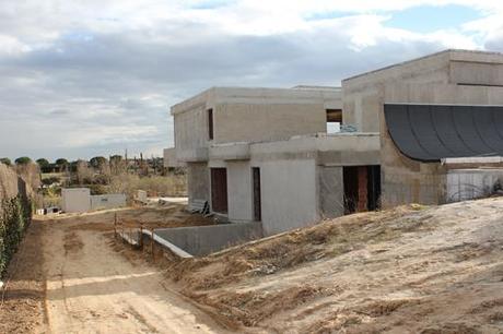 NUEVAS IMÁGENES DE OBRA DE UNA EXCLUSIVA VIVIENDA UNIFAMILIAR DE MADRID: COLOCACIÓN DE PIEDRA EN FACHADA