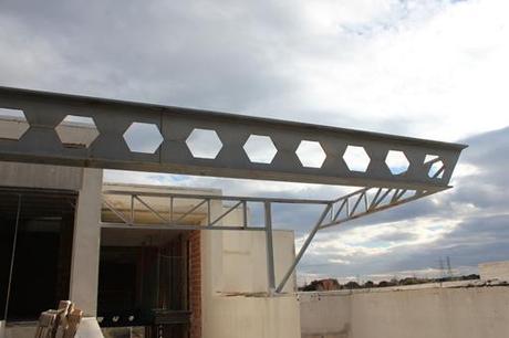 4 NUEVAS IMÁGENES DE OBRA DE UNA EXCLUSIVA VIVIENDA UNIFAMILIAR DE MADRID: COLOCACIÓN DE PIEDRA EN FACHADA