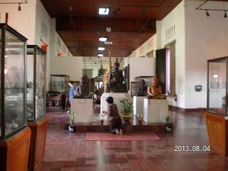 Phnom Penh (Camboya): rezar en el museo