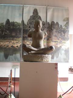 Phnom Penh (Camboya): rezar en el museo