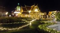 Bangkok iluminada por el cumpleaños de la Reina de Tailandia