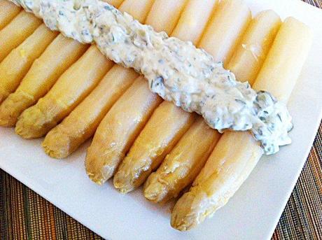 Espárragos con salsa tártara la foto(74)