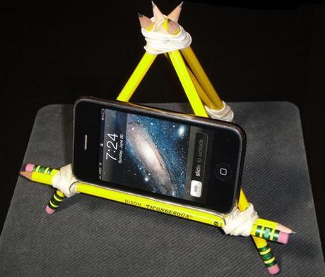 DIY: 7 bases para sostener smartphones creadas con elementos de la casa y oficina dock-smartphone-pencil-rubber-band-clip