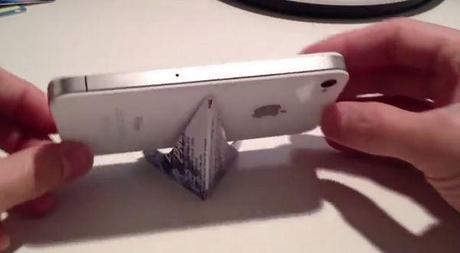 DIY: 7 bases para sostener smartphones creadas con elementos de la casa y oficina smartphone-dock-credit-card