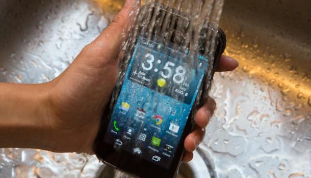 Kyocera te ofrece un móvil de bajo nivel, pero que resiste al agua como pocos