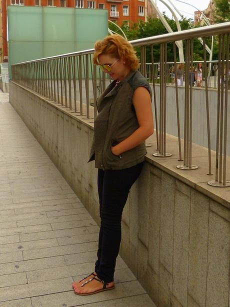 Moda look con chaleco verde kaki con pantalón negro