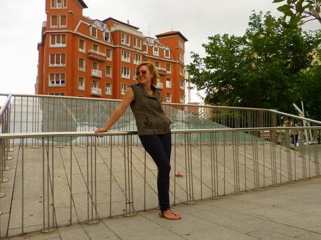 Moda look con chaleco verde kaki con pantalón negro