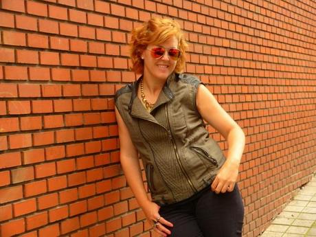 Moda look con chaleco verde kaki con pantalón negro