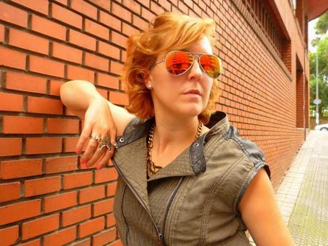 Moda look con chaleco verde kaki con pantalón negro