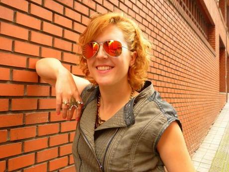 Moda look con chaleco verde kaki con pantalón negro