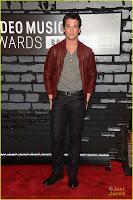 Theo James, Shailene Woodley y Miles Teller en los MTV VMAs 2013