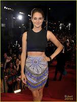 Theo James, Shailene Woodley y Miles Teller en los MTV VMAs 2013