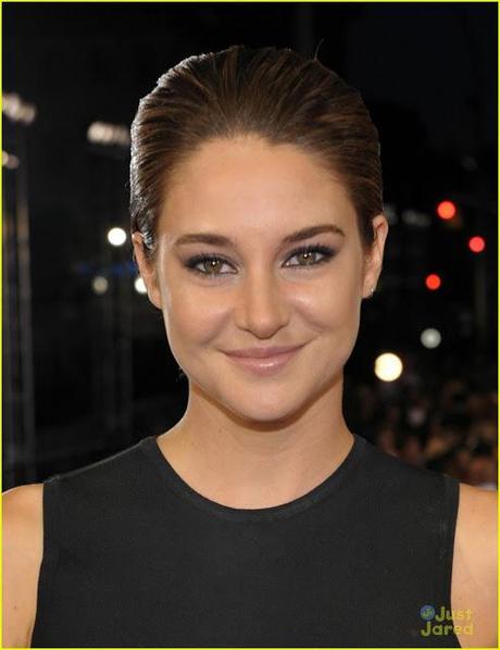 Theo James, Shailene Woodley y Miles Teller en los MTV VMAs 2013