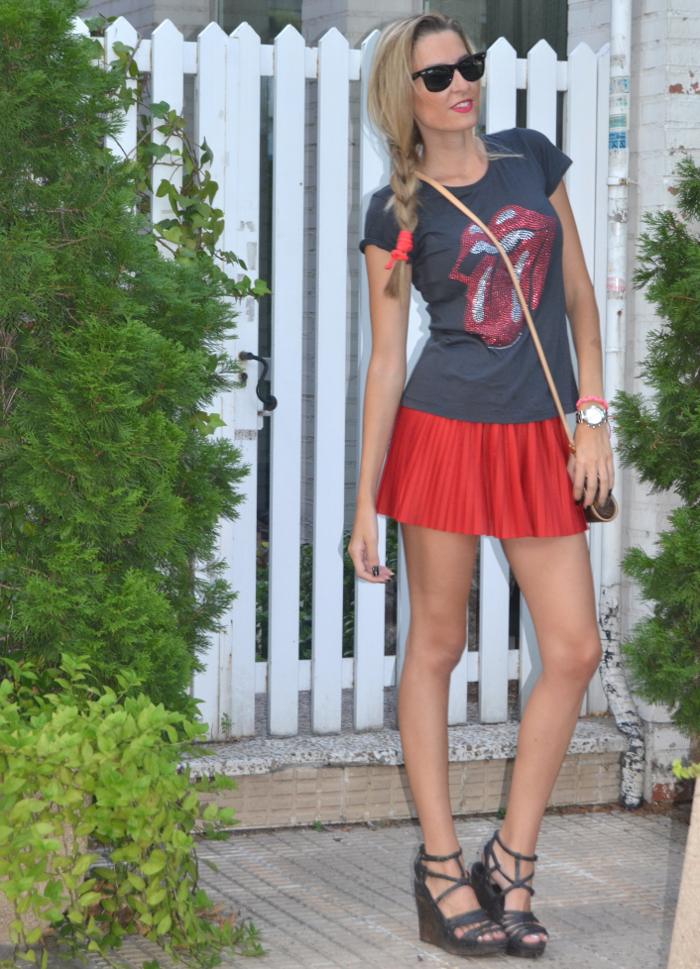 Pleated skirt and Rolling Stones tshirt