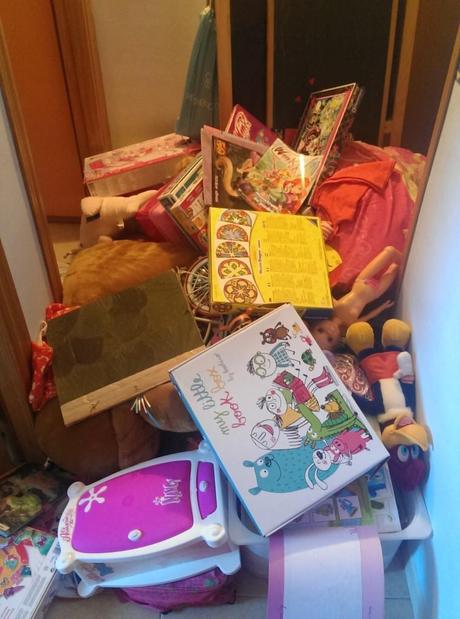 ¡¡Mami espera que saco las cosas para limpiar y luego las ordeno!!