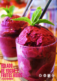 Helado de yogur y frutos rojos