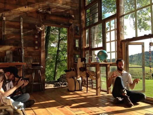 Una fachada con ventanas recicladas