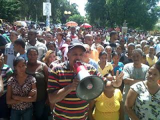 Irán a paro en Neiba en reclamo de 20 horas diarias de energía.
