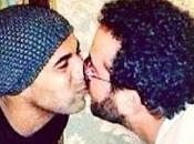 Ataques homófobos futbolista publicó foto dándole beso amigo