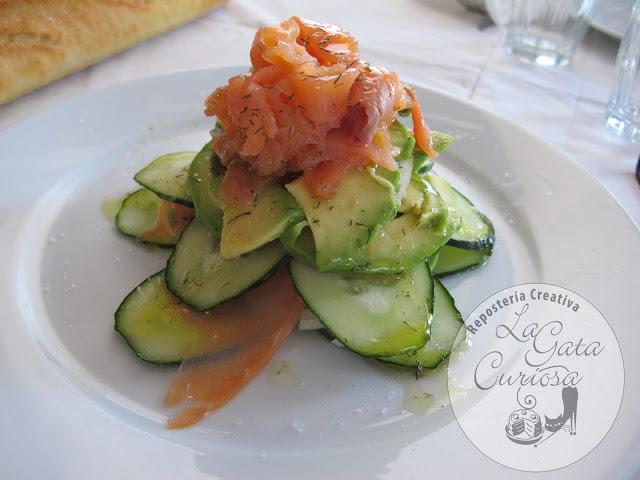 ENSALADA DE PEPINO, AGUACATE Y SALMÓN