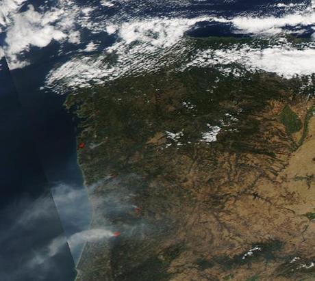 Imagen satélite (26.08.2013) de los incendios forestales en Galicia y norte de Portugal