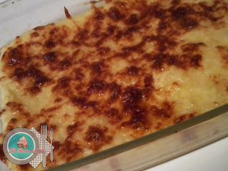 Filete de panga en salsa de tomate con puré de patatas gratinado.