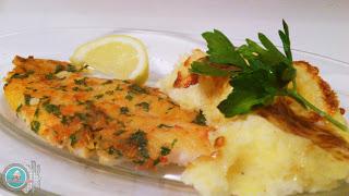 Filete de panga en salsa de tomate con puré de patatas gratinado.