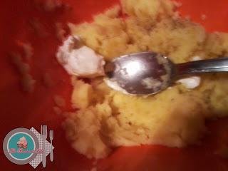 Filete de panga en salsa de tomate con puré de patatas gratinado.