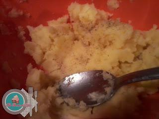 Filete de panga en salsa de tomate con puré de patatas gratinado.