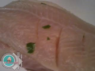 Filete de panga en salsa de tomate con puré de patatas gratinado.